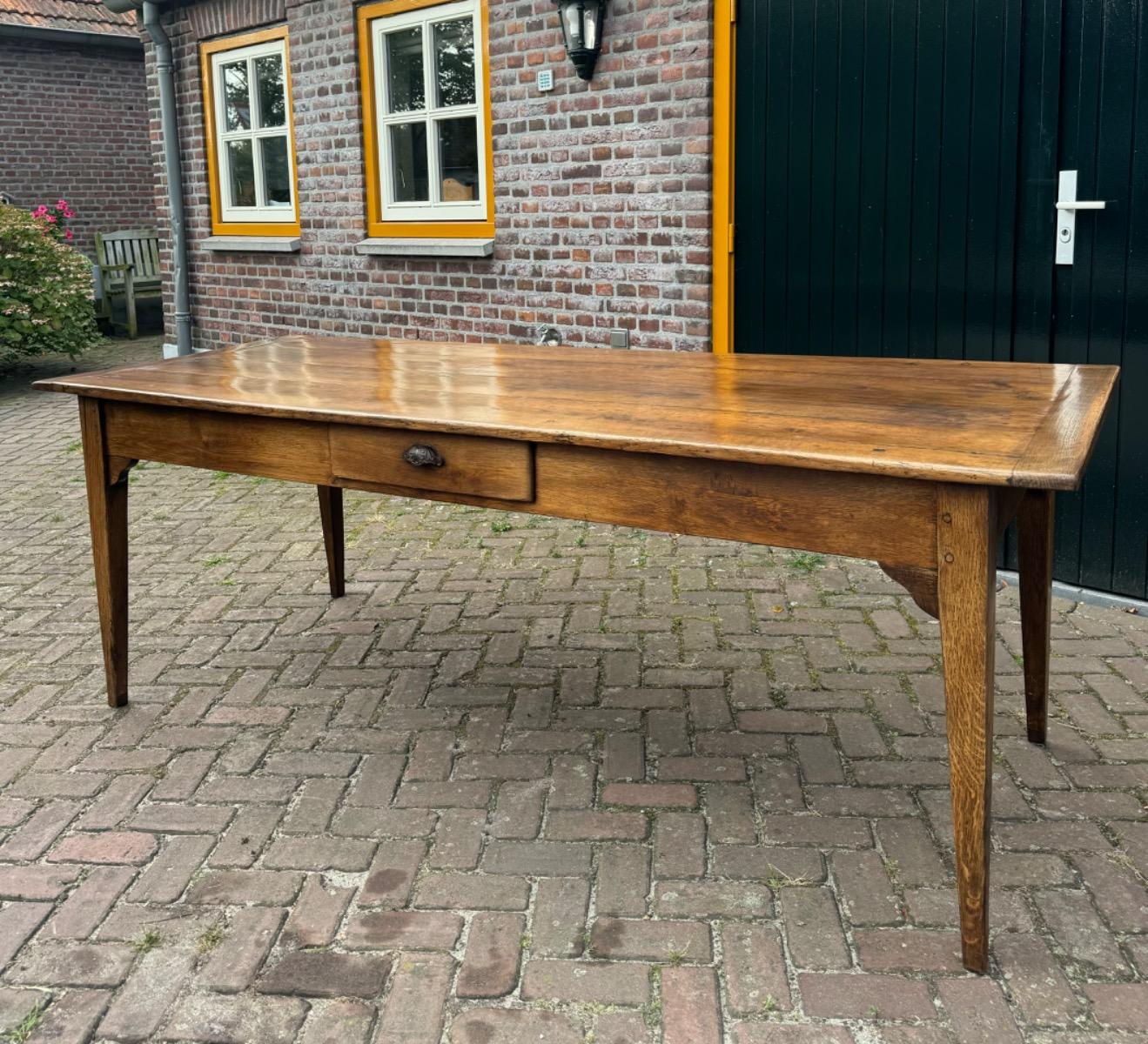 Antieke eettafel in eikenhout 