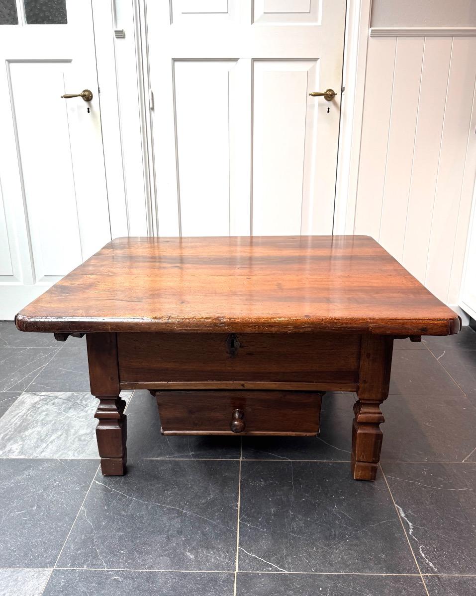 Coffee table in walnut ca 1820 (T9)