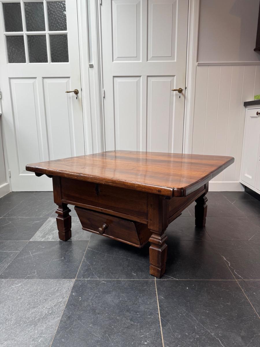 Coffee table in walnut ca 1820