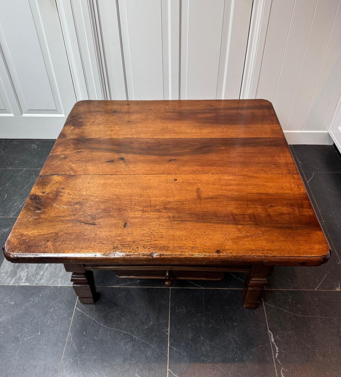 Coffee table in walnut ca 1820