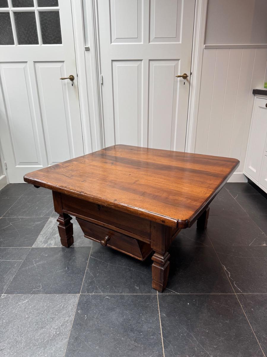 Coffee table in walnut ca 1820 (T9)