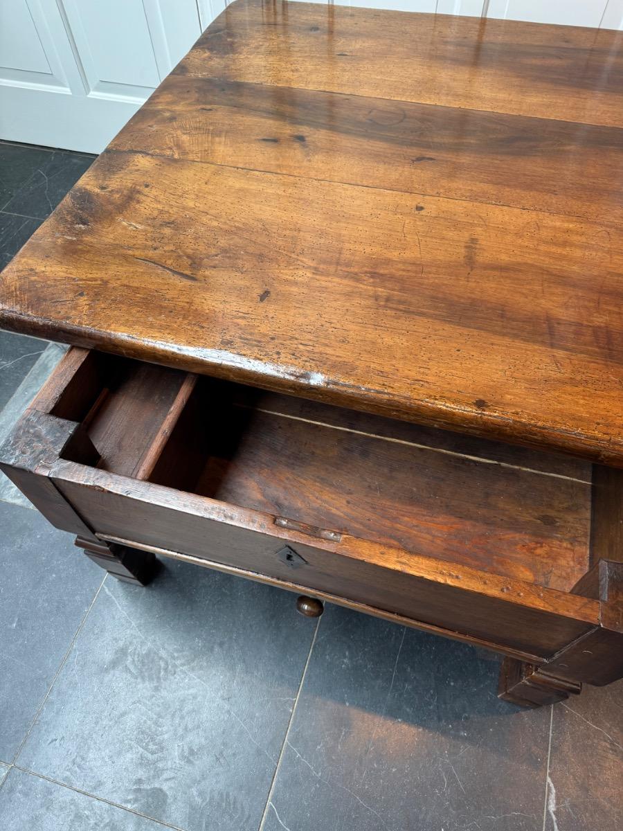 Coffee table in walnut ca 1820 (T9)