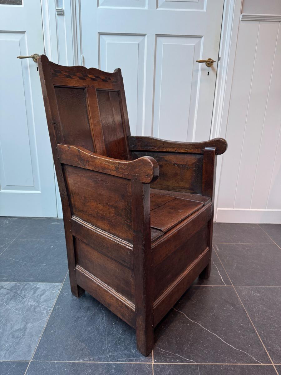 Oak armchair with box seat ca 1680