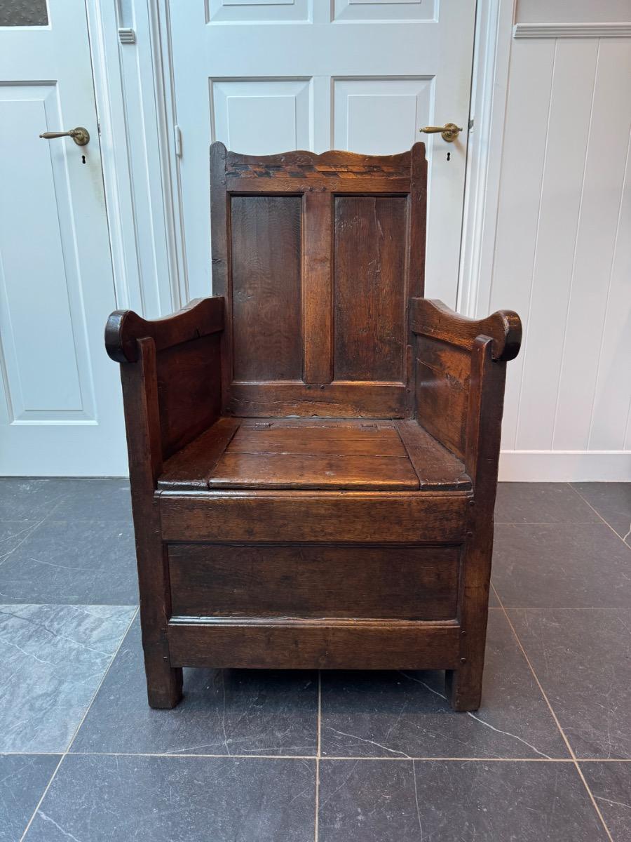 Oak armchair with box seat ca 1680