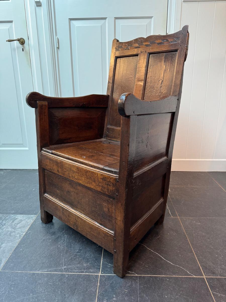 Oak armchair with box seat ca 1680