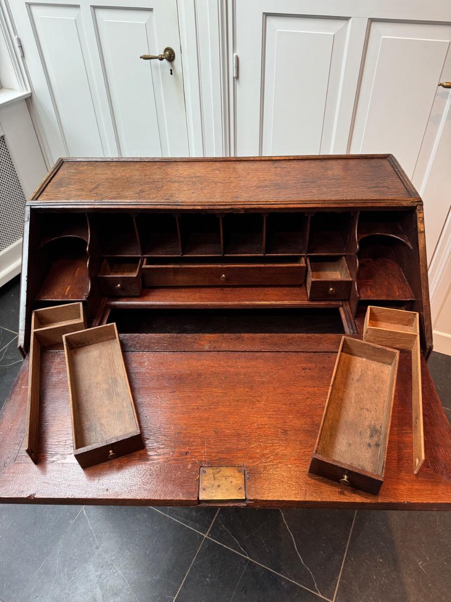 Oak bureau ca 1720 (F14)