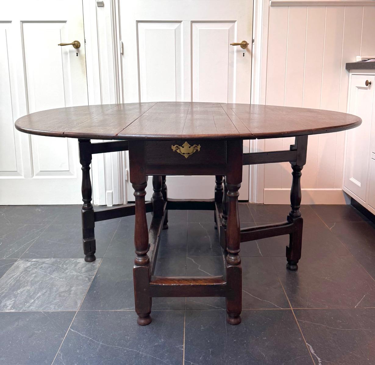 Oak Gateleg table ca 1720