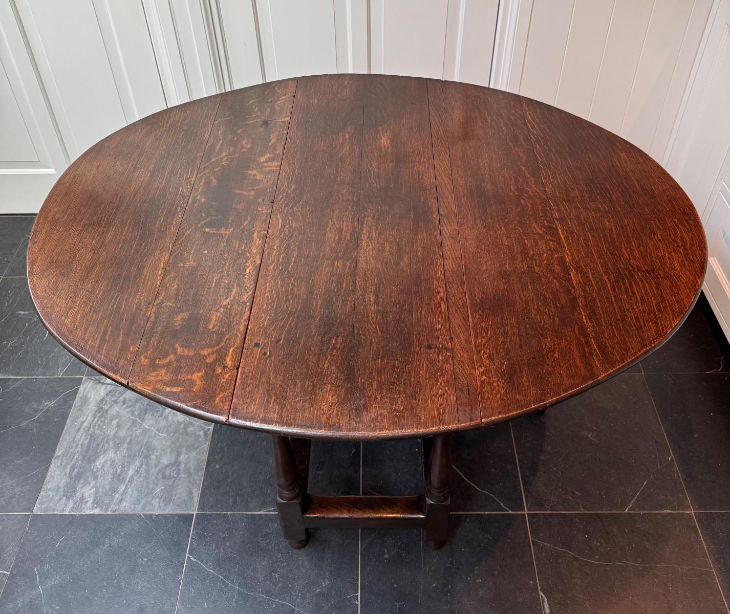 Oak Gateleg table ca 1720