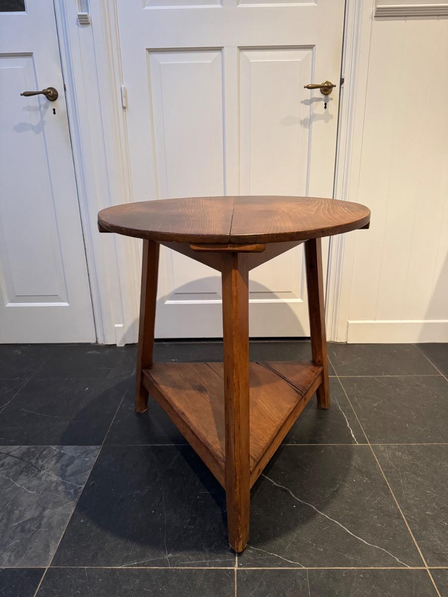 Pine cricket table ca 1800 (S18)