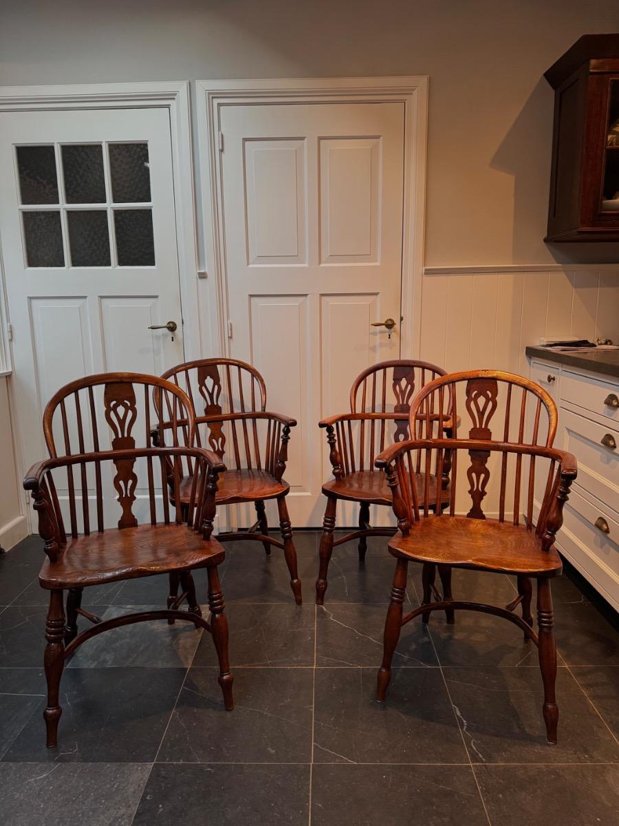 Set of 4 Yew wood Windsor arm chairs (Z3)