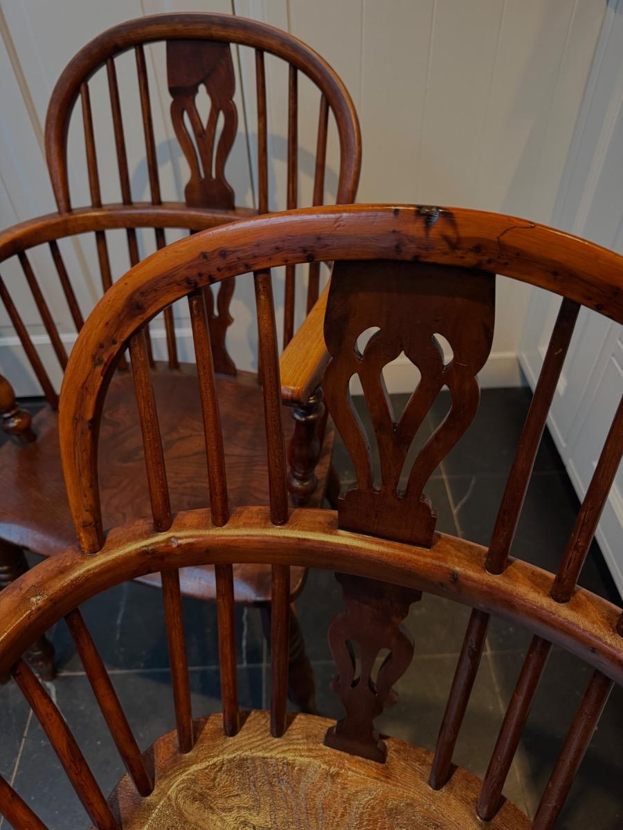 Set of 4 Yew wood Windsor arm chairs (Z3)