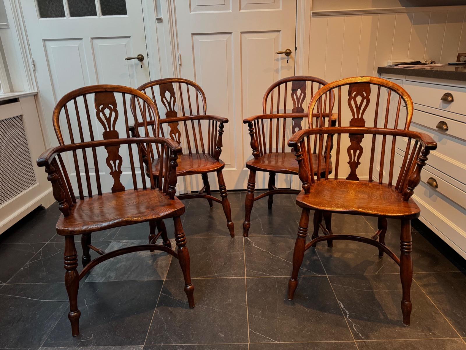 Set of 4 Yew wood Windsor arm chairs (Z3)