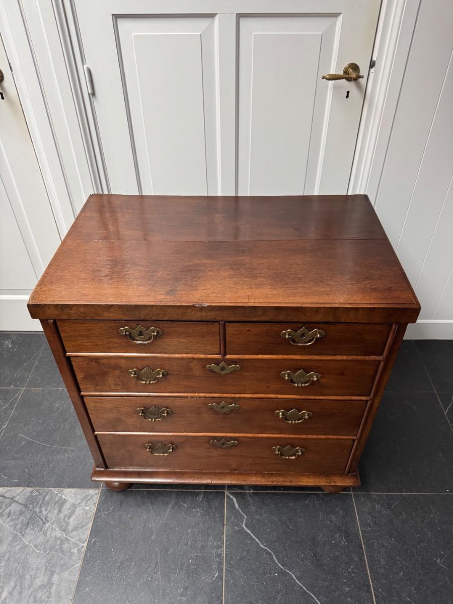 Small size Georgian chest of drawers 