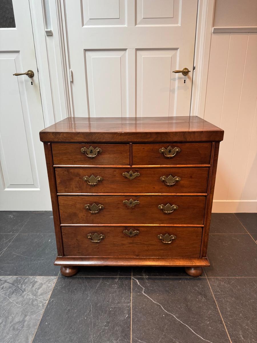 Small size Georgian chest of drawers 