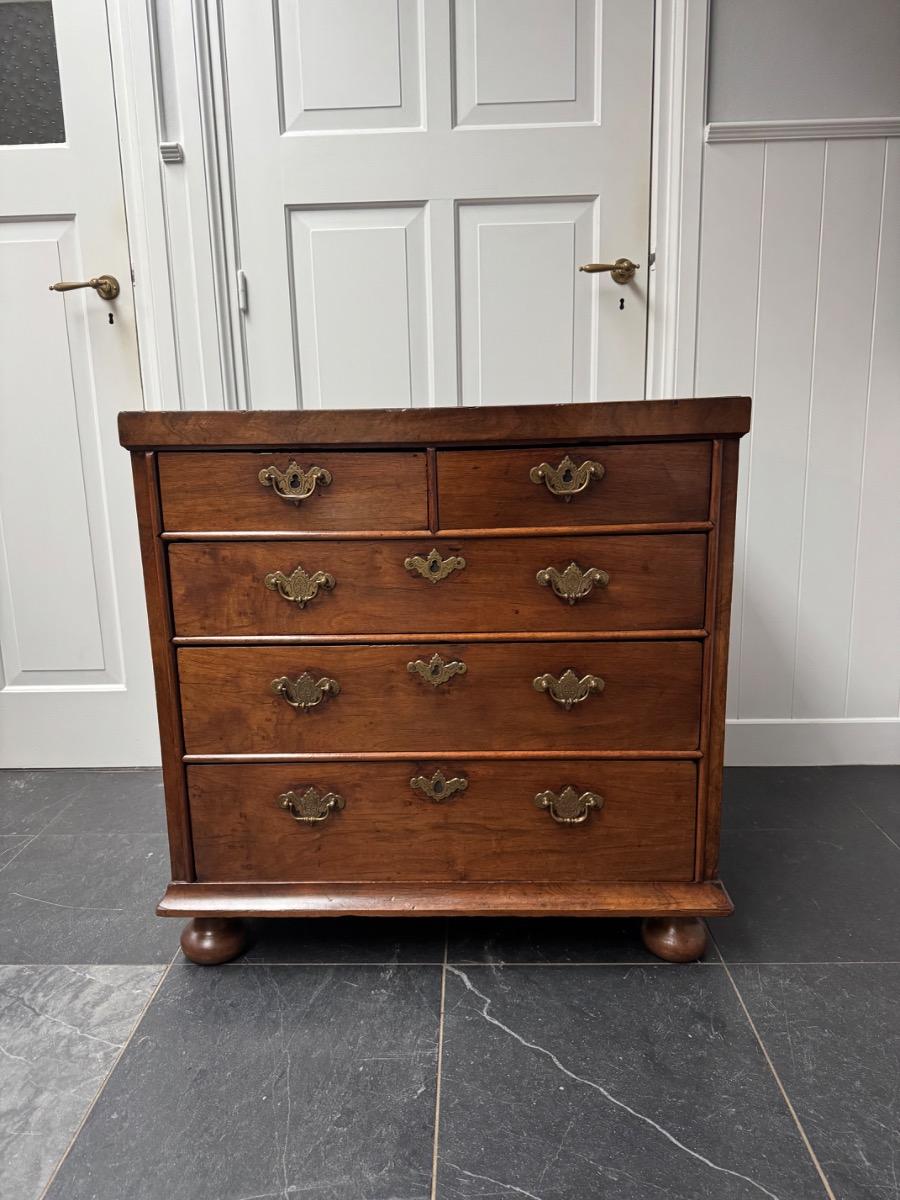 Small size Georgian chest of drawers 