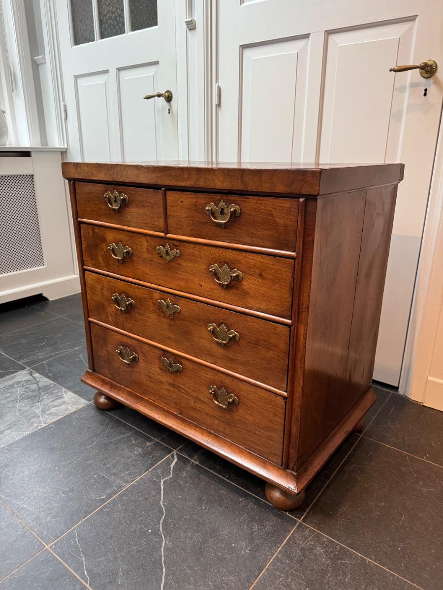 Small size Georgian chest of drawers 