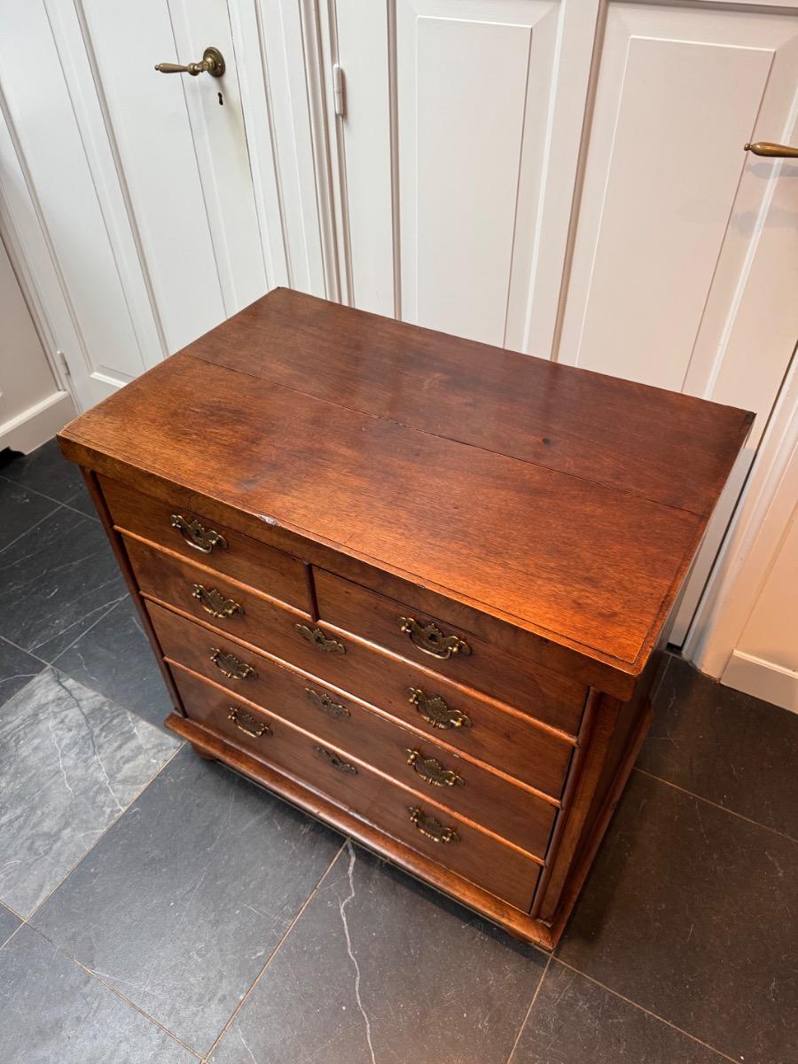 Small size Georgian chest of drawers 