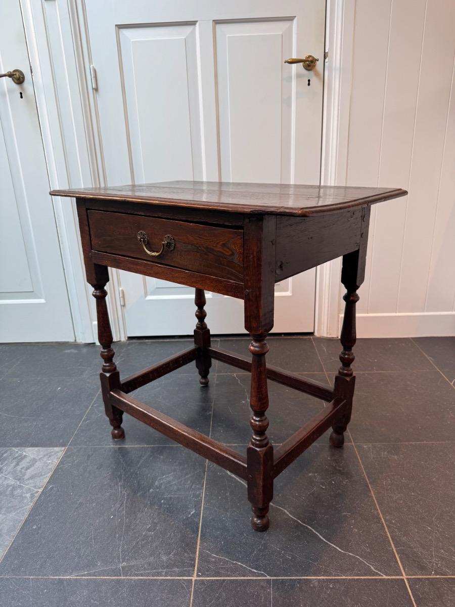 Small size side table ca 1710 (s23)