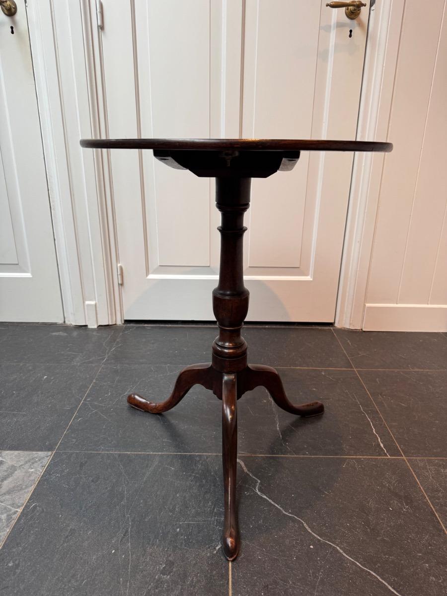 Small size Tilttop table ca 1820