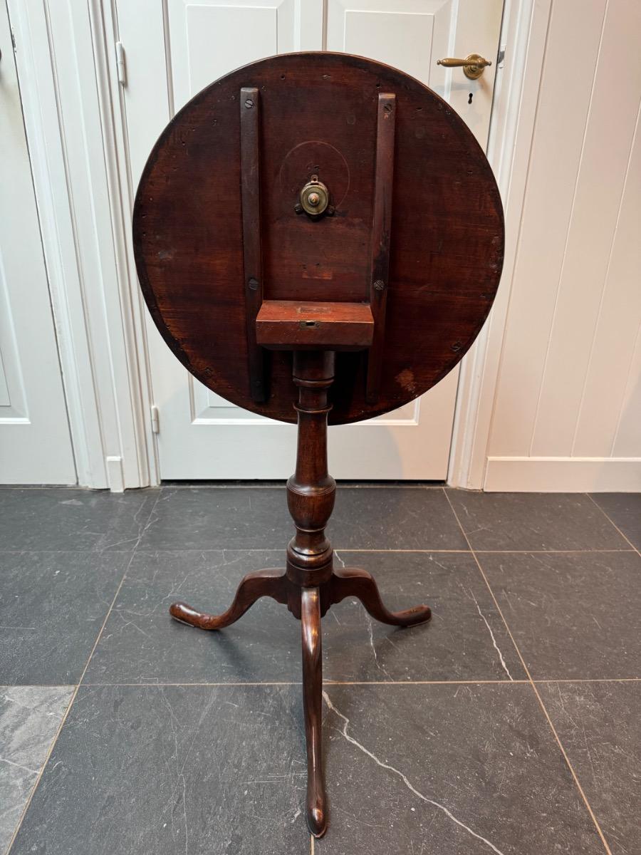 Small size Tilttop table ca 1820