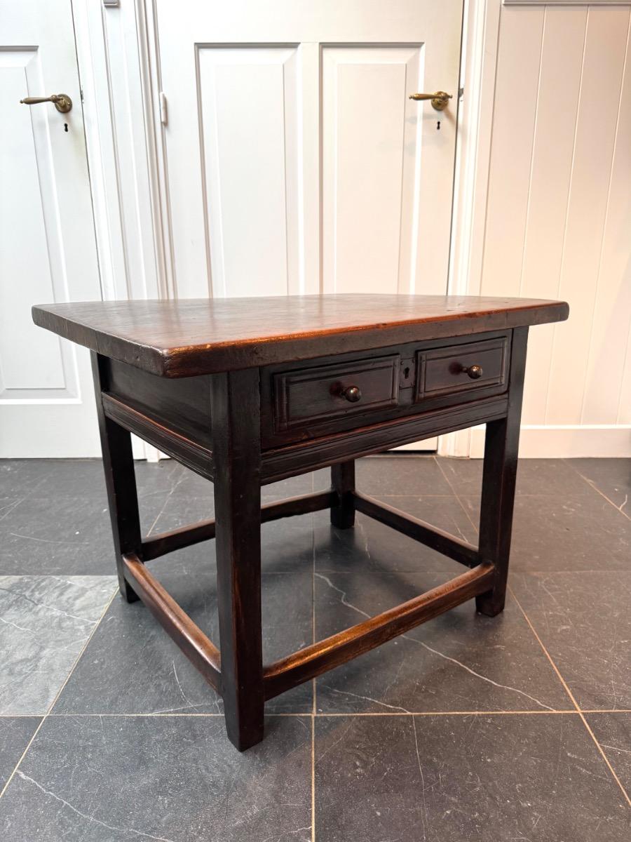 Spanish side table in walnut 17th Century (S21)