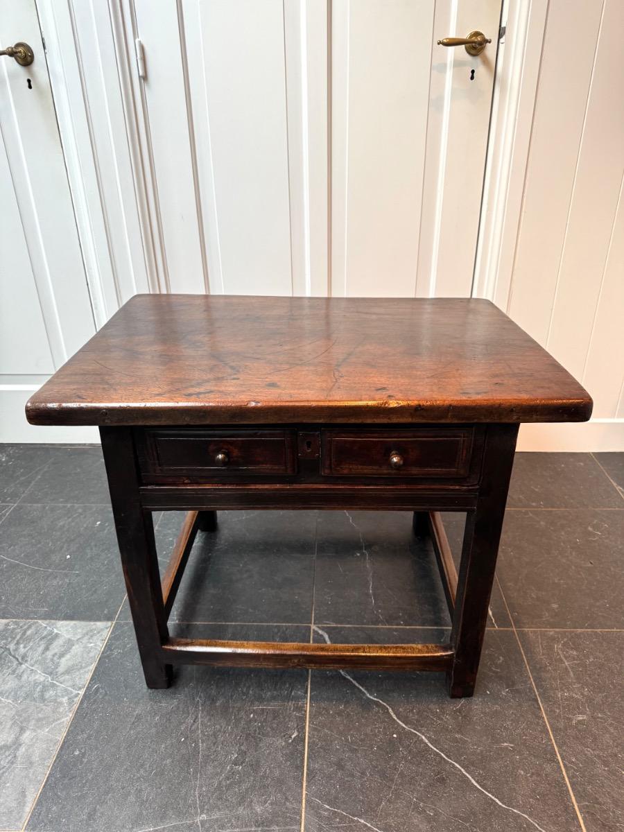 Spanish side table in walnut 17th Century (S21)