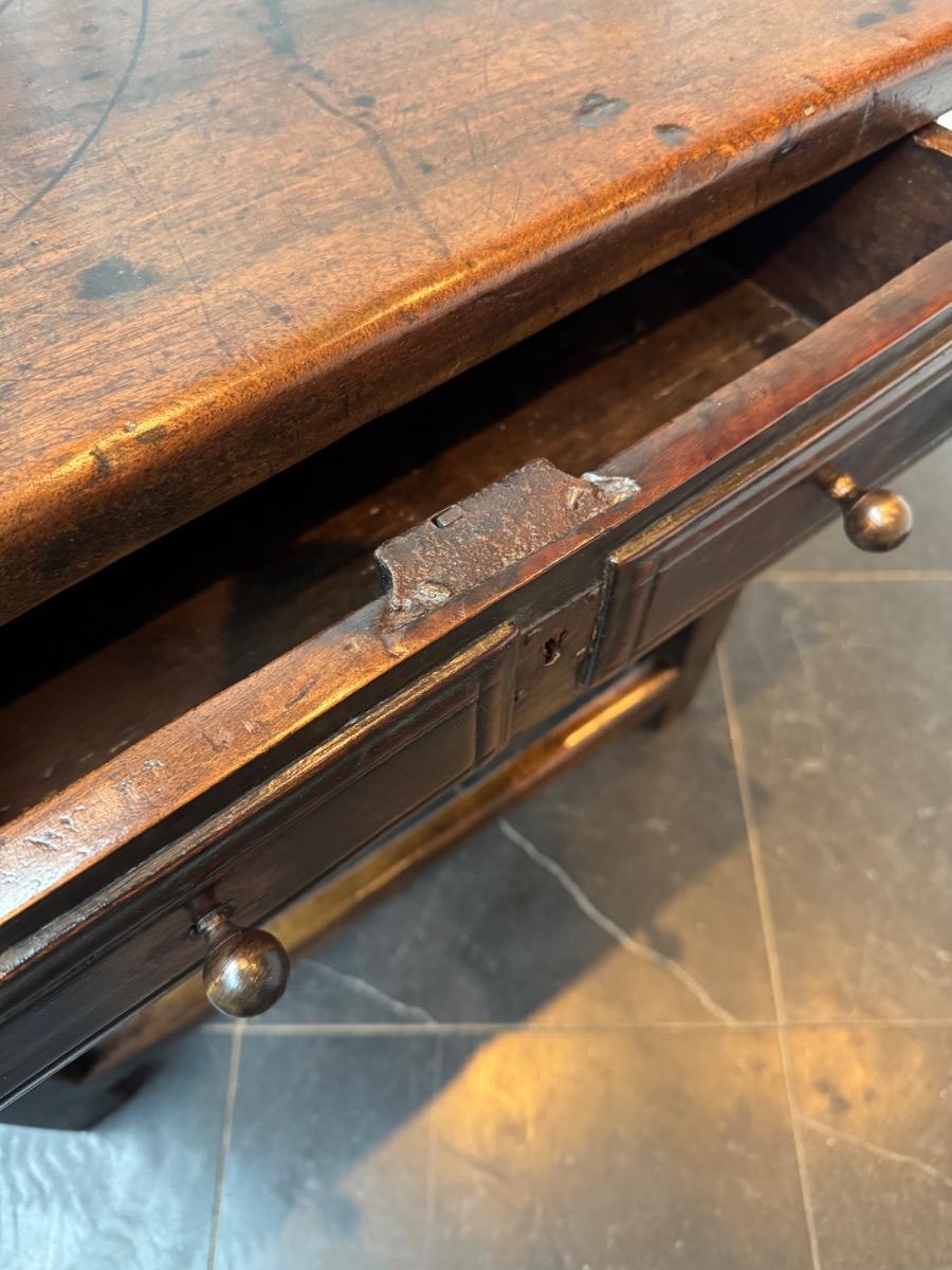 Spanish side table in walnut 17th Century (S21)