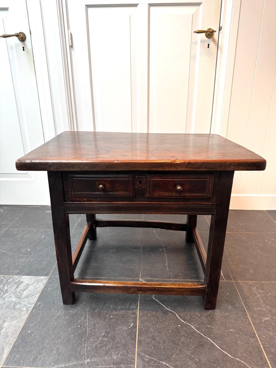 Spanish side table in walnut 17th Century (S21)