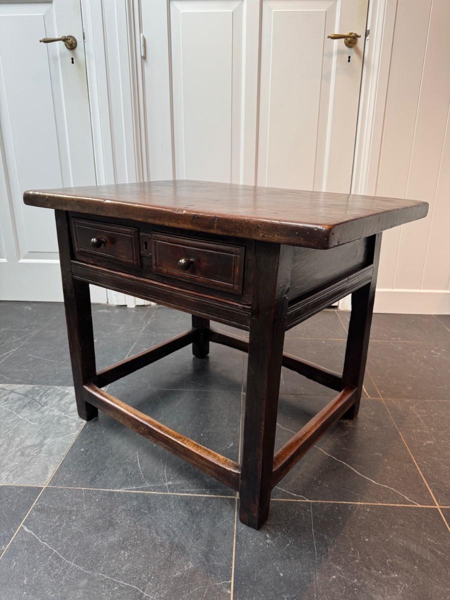 Spanish side table in walnut 17th Century (S21)