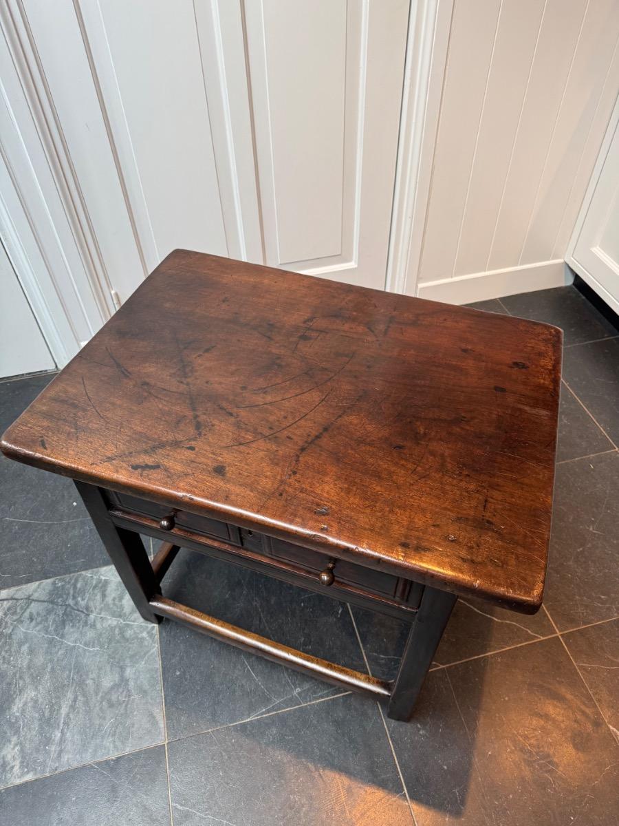 Spanish side table in walnut 17th Century (S21)