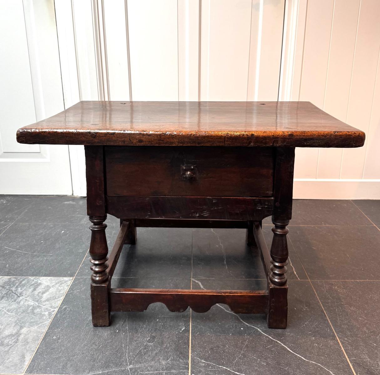 Spanish table in walnut 17th century 