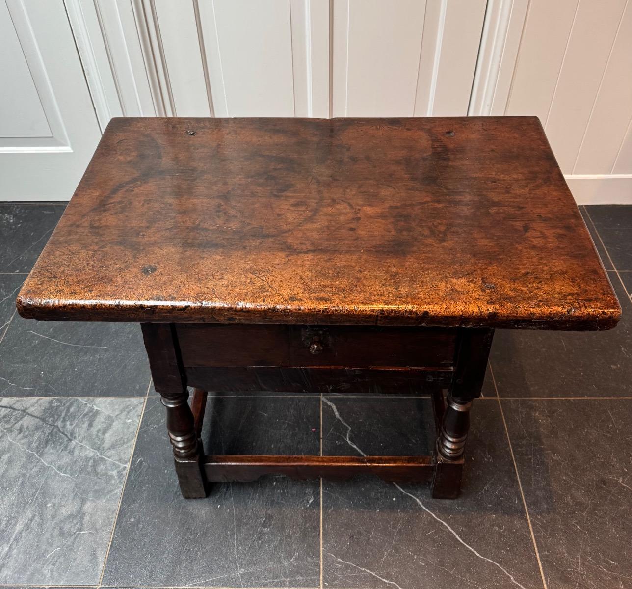 Spanish table in walnut 17th century 