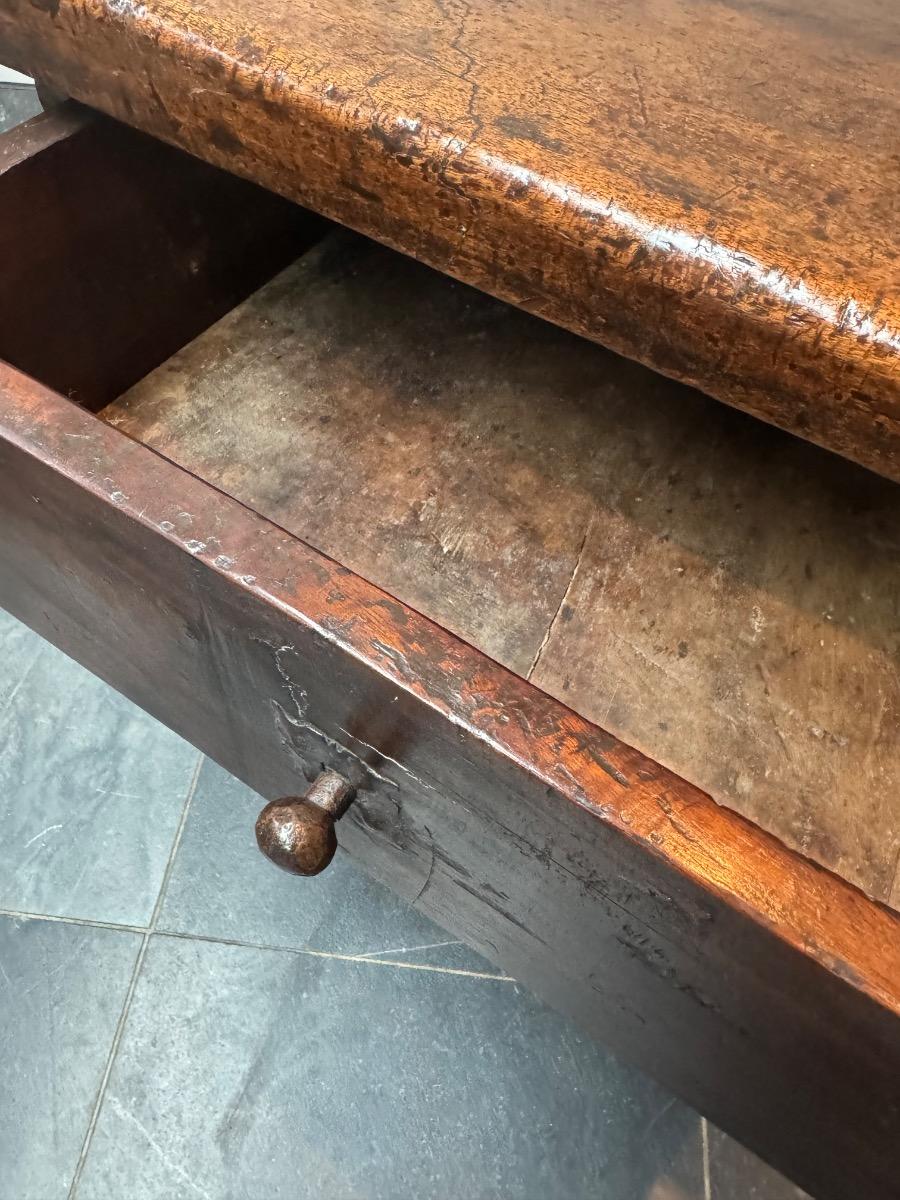 Spanish table in walnut 17th century 