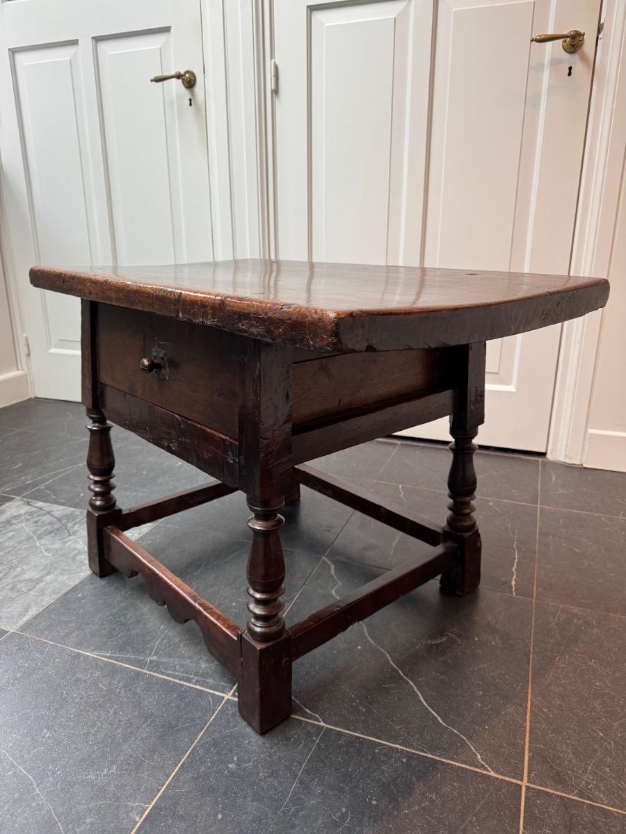 Spanish table in walnut 17th century 