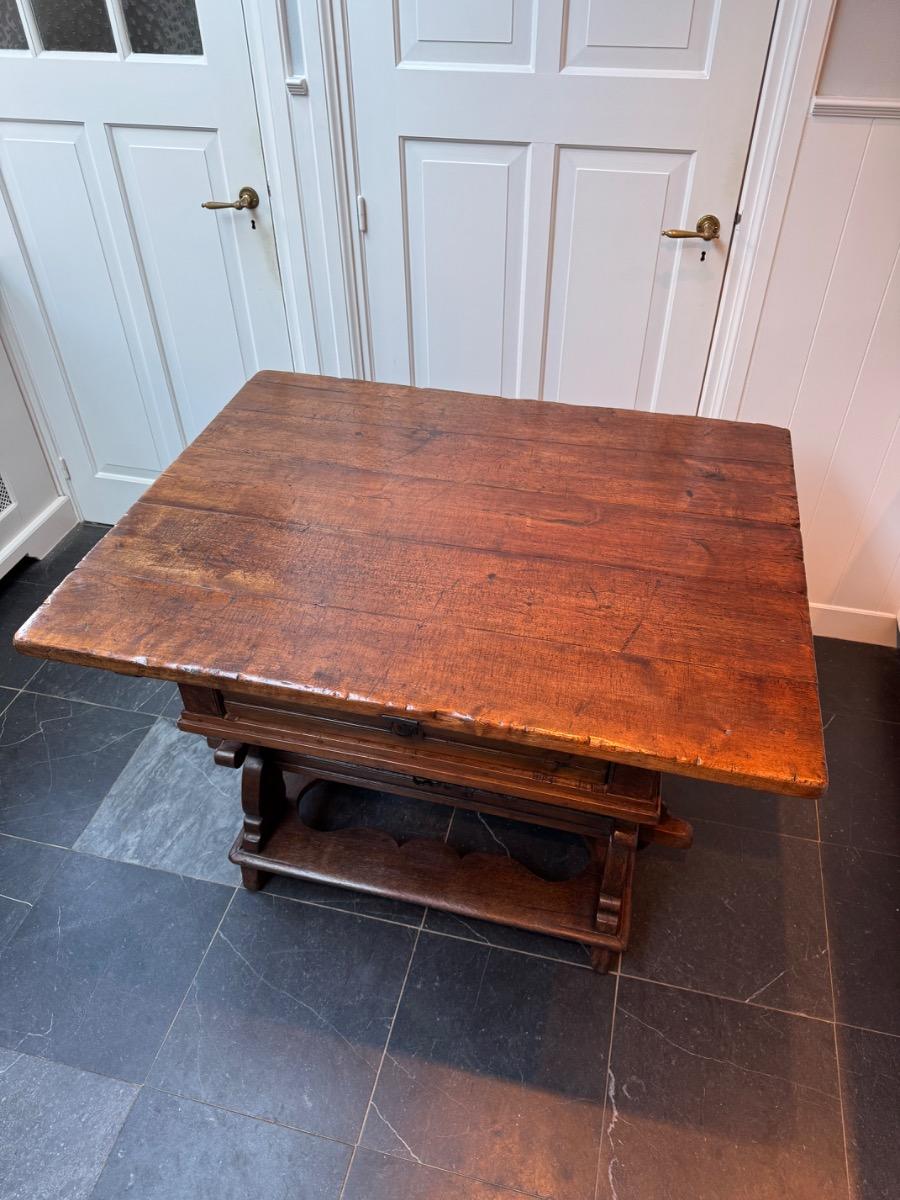 Walnut and oak pay table 18th century(T9)