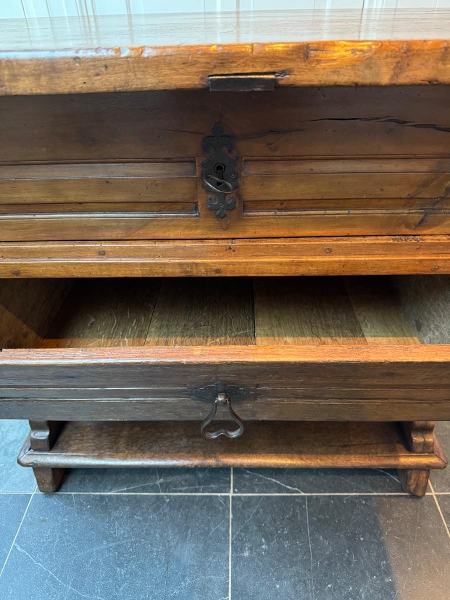 Walnut and oak pay table 18th century(T9)