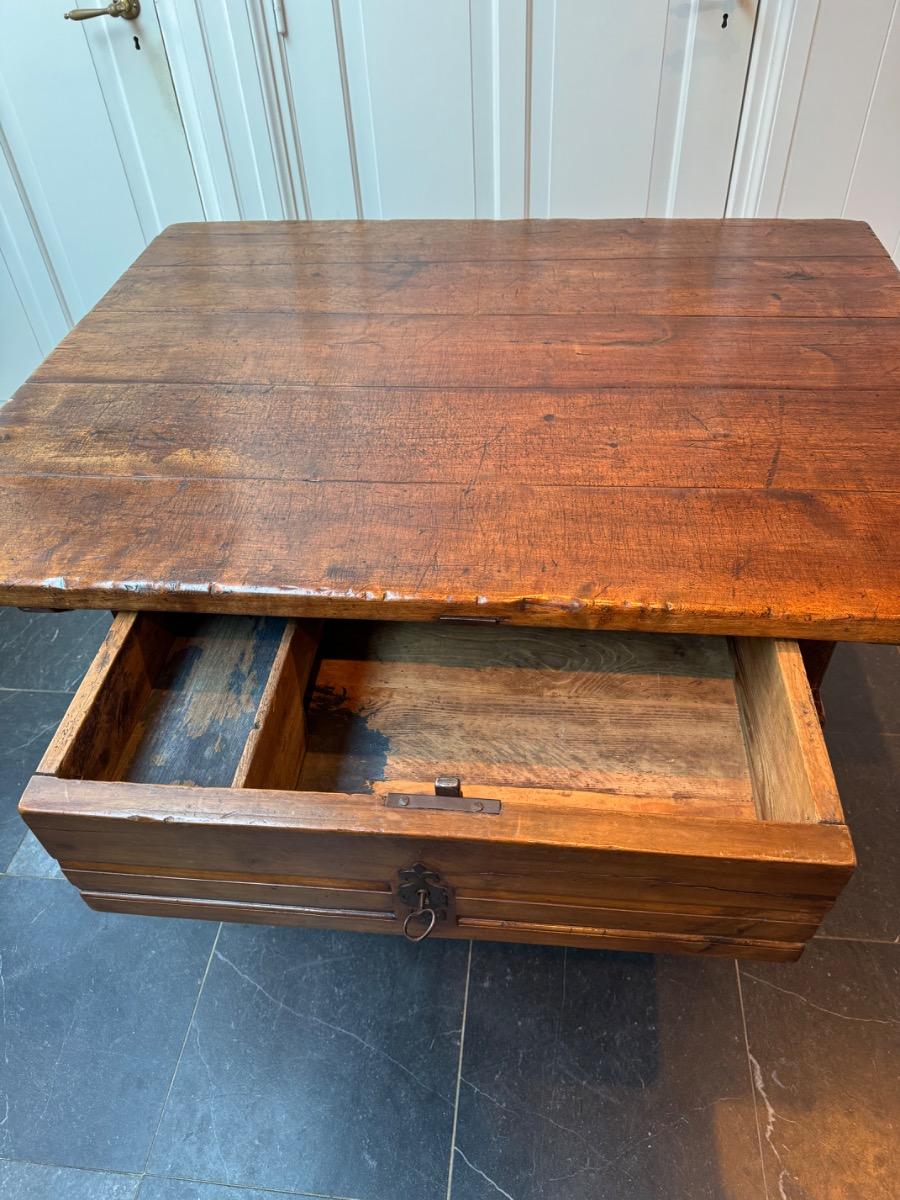 Walnut and oak pay table 18th century(T9)